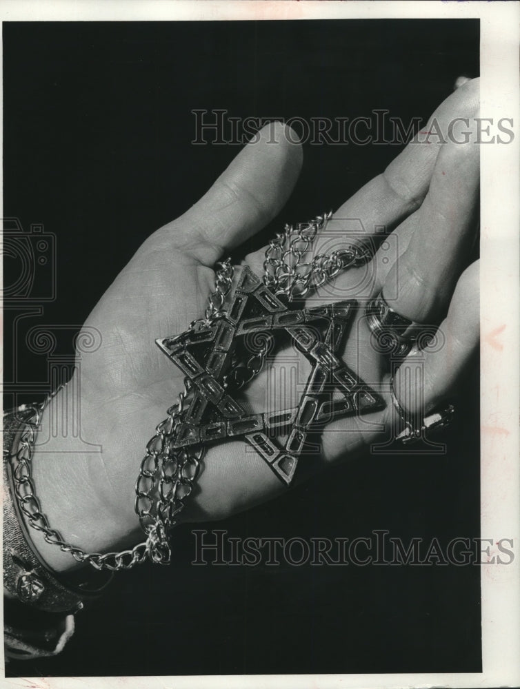 1975 Press Photo Star of David necklace at Jewish Community Center Milwaukee - Historic Images