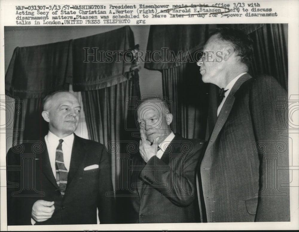 1957 Press Photo President Eisenhower meets with Herter and Stassen in office - Historic Images