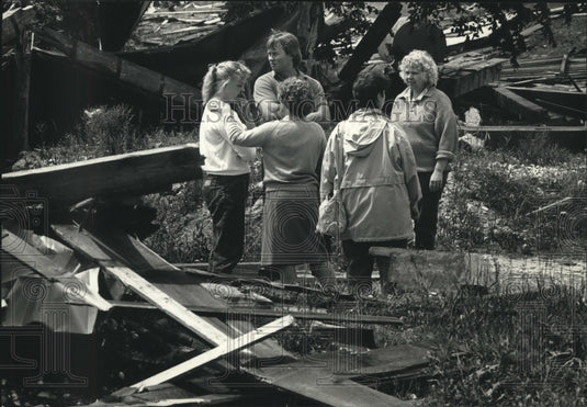 1989 Press Photo Residents console each other after tornado, Sun Prairie, WI - Historic Images