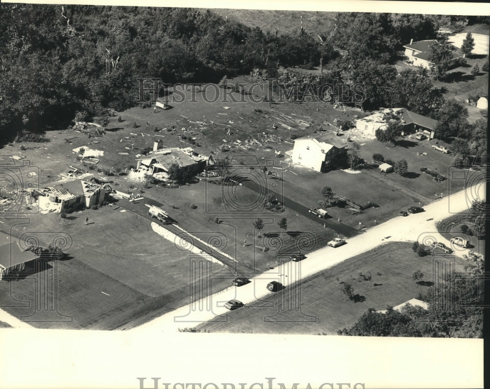 1987 Press Photo Tornado damaged homes in Lochtyn Ridge in Wales, Wisconsin - Historic Images