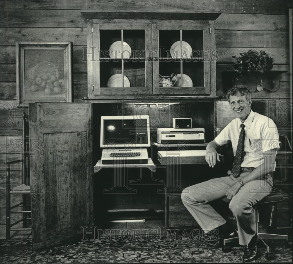 1984 Press Photo Don shows how computer fits inside oak cabinet, Milwaukee - Historic Images