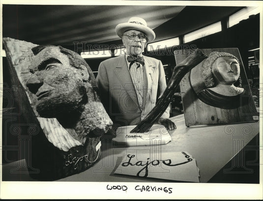 1981 Press Photo Artist, Lajos Tigerman with wood carvings in Milwaukee, WI - Historic Images