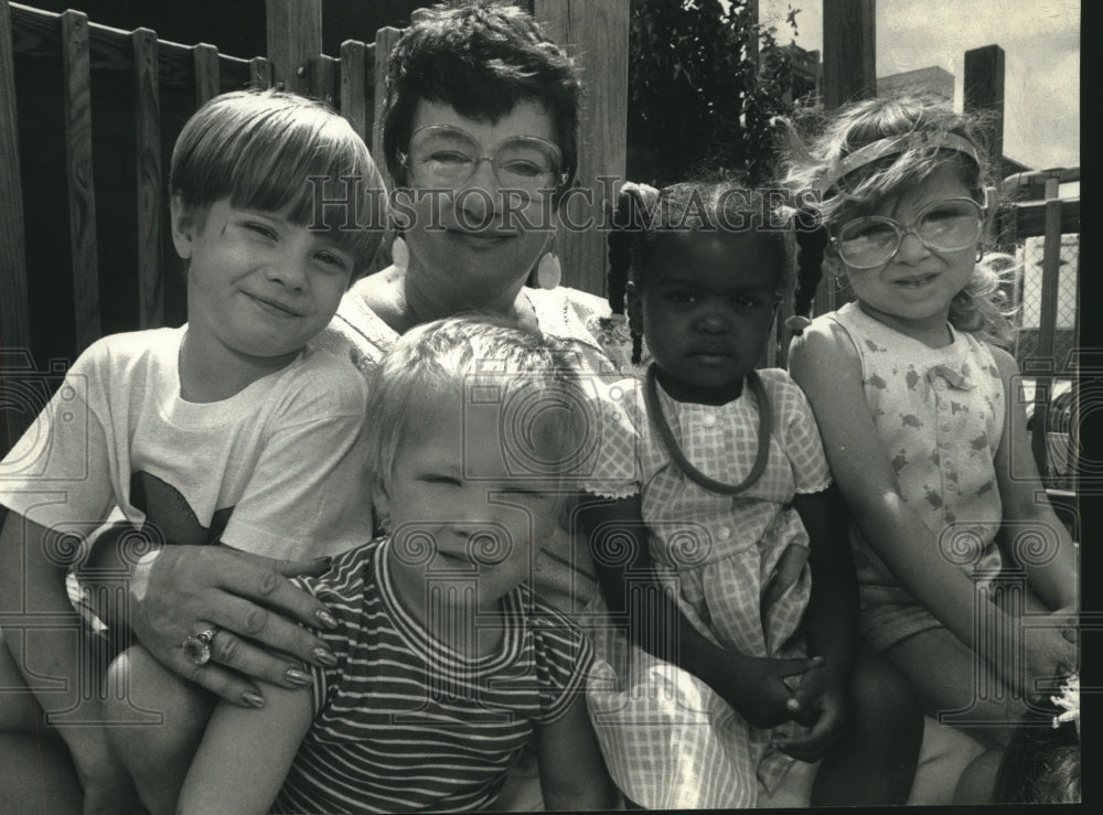 1992 Press Photo Irene Tell of Kinder World with daycare children in Milwaukee - Historic Images