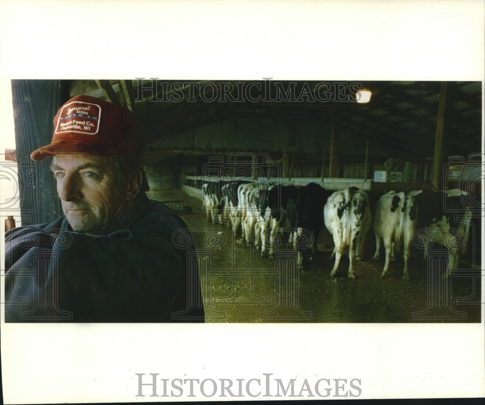 1993 Press Photo Don Statz with cows on Sun Praire farm, Wisconsin - mjc10009 - Historic Images