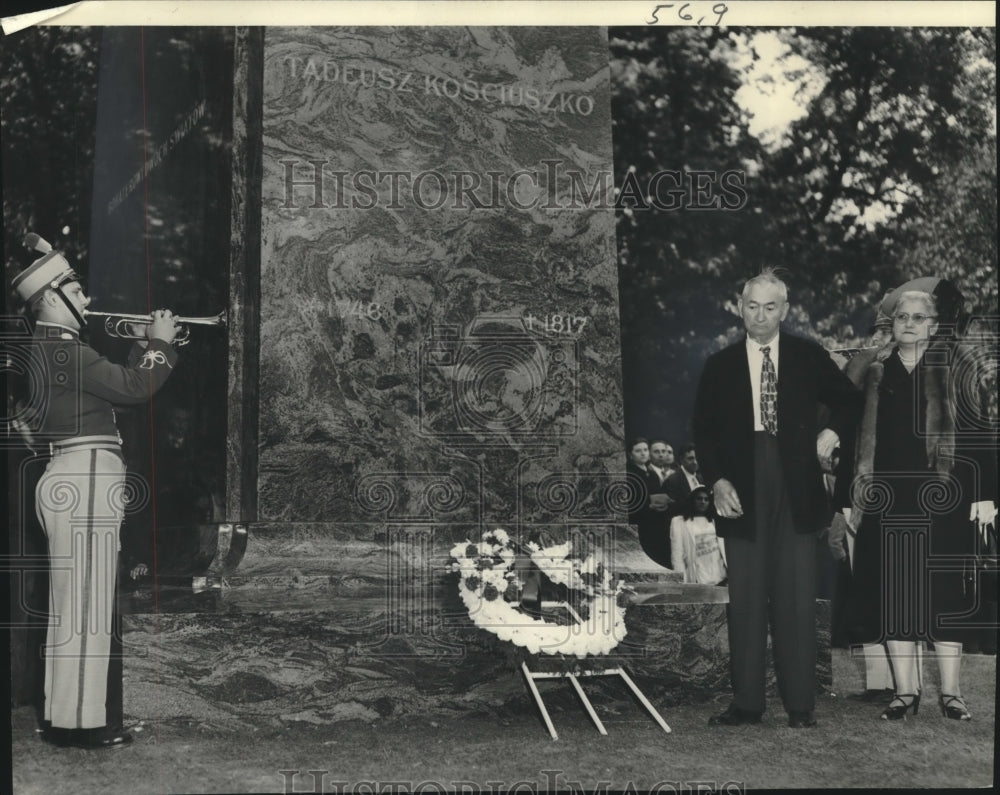 1951 Press Photo Albert Smukowski and others by monument in Milwaukee, WI - Historic Images