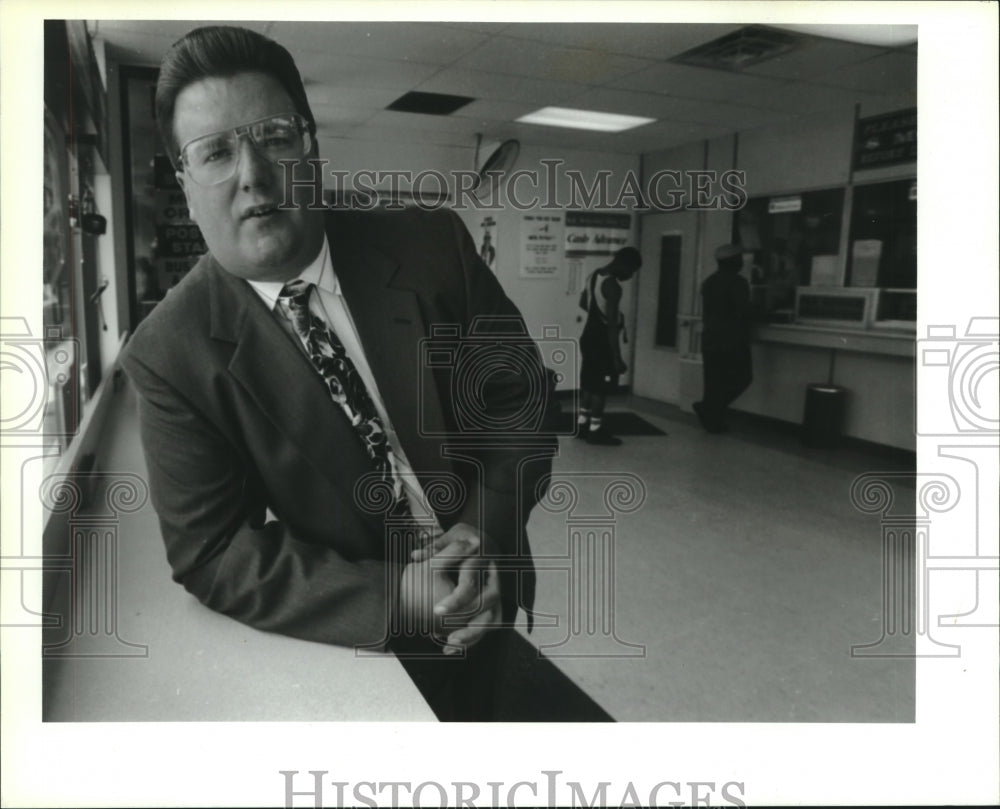 1993 Press Photo Laurence Sullivan, owner of currency exchange in Milwaukee-Historic Images