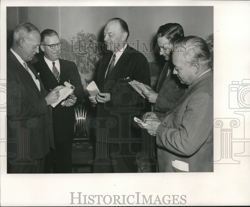 1952 Press Photo Harold Stassen, Presidential candidate holds press conference - Historic Images