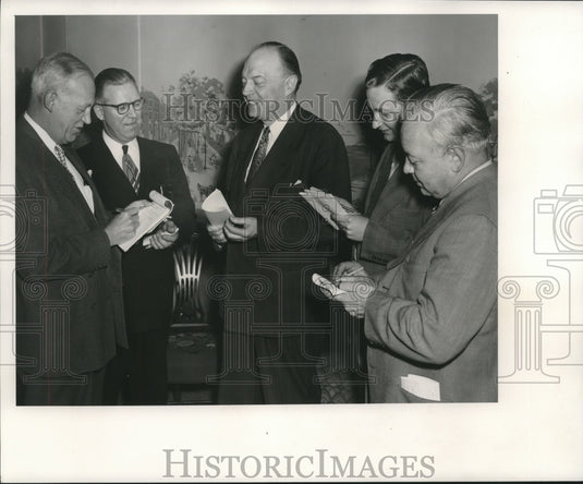 1952 Press Photo Harold Stassen, Presidential candidate holds press conference - Historic Images