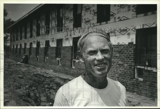 1982, David Stauffacher at the site of the Exel Inn in Milwaukee - Historic Images