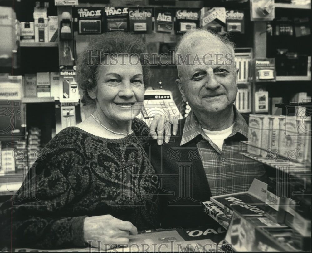 1987 Press Photo Mary &amp; Joe Sullivan of Sullivan&#39;s Cigar Store in Cudahy - Historic Images