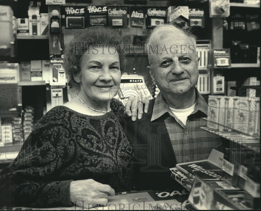 1987 Press Photo Mary & Joe Sullivan of Sullivan's Cigar Store in Cudahy - Historic Images