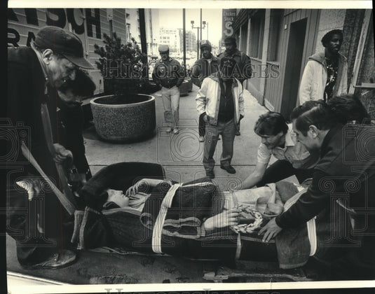 1986, Workers cradled a statue outside Milwaukee's Carpenter Building - Historic Images