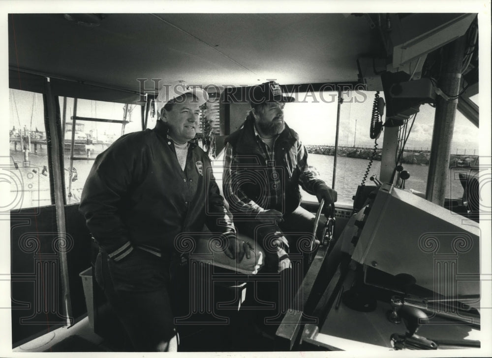 1989 Press Photo Mike Beattie & Jeff Thurber of Port Washington on their boat - Historic Images