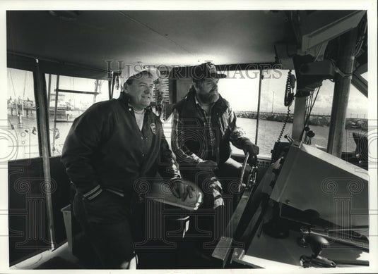 1989 Press Photo Mike Beattie & Jeff Thurber of Port Washington on their boat - Historic Images