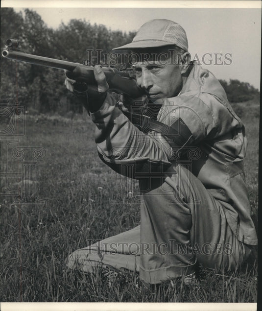 1954 Press Photo Sturm kneels, both eyes open, to prepare for a shot - mjc10068 - Historic Images