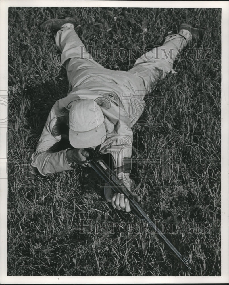 1954 Press Photo Shooting-Sturm demonstrates the prone position with a rifle-Historic Images
