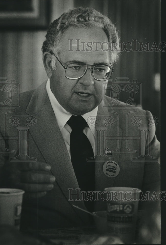 1982 Press Photo Founder R. David Thomas dines at new Wendy&#39;s restaurant - Historic Images