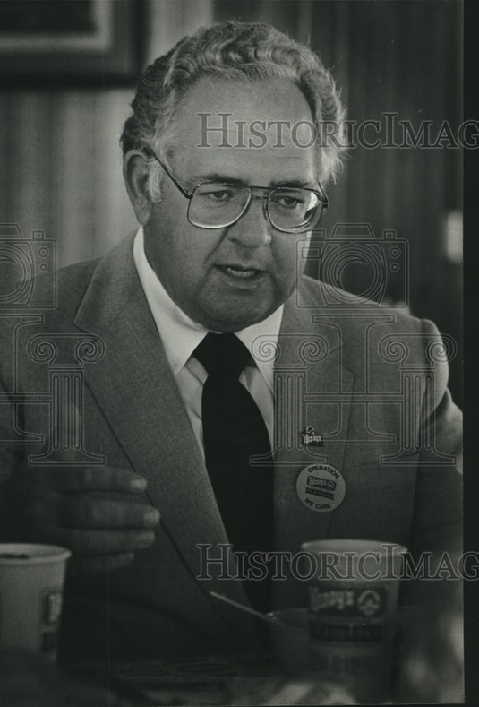 1982 Press Photo Founder R. David Thomas dines at new Wendy's restaurant - Historic Images