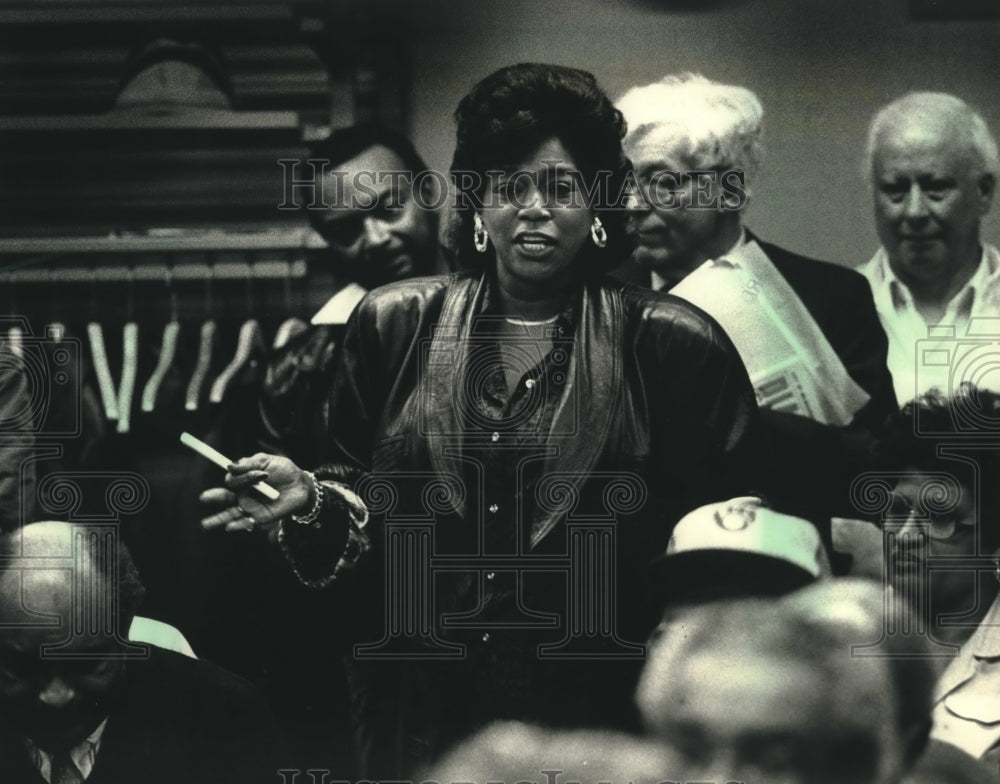 1988 Press Photo F.G. Bennett and Adrienne Davis speak at property meeting - Historic Images