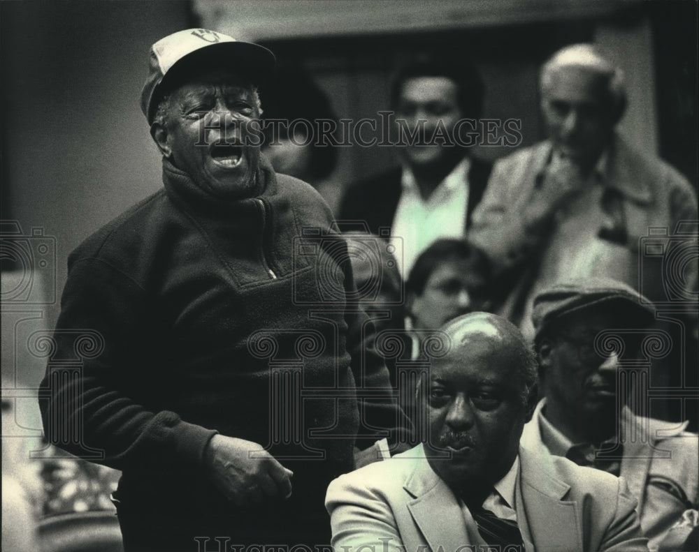 1988 Press Photo F.G. Bennett speaks out at a new tax meeting, Wisconsin - Historic Images