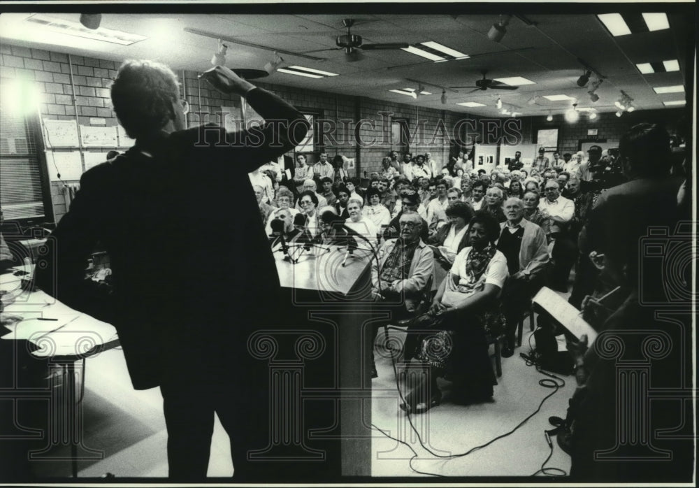 1988 Press Photo Mayor John Norquist answers homeowners questions, Wisconsin - Historic Images