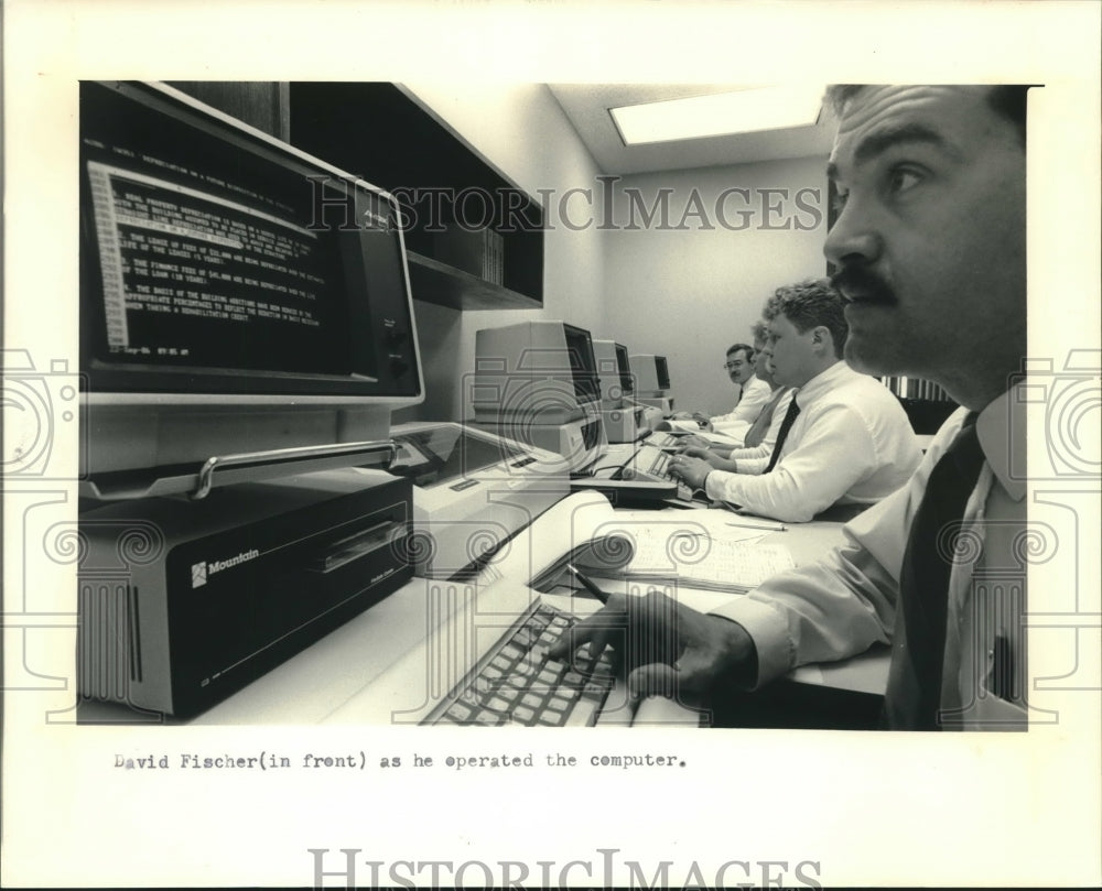 1986 Press Photo David Fischer, tax manager at Touche Ross &amp; Co. in Milwaukee - Historic Images