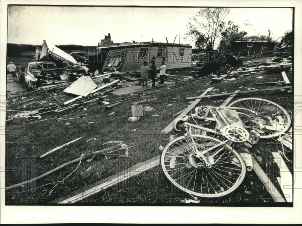 1992 Press Photo Bicycle in back yard of shattered Kluever home after tonrado - Historic Images