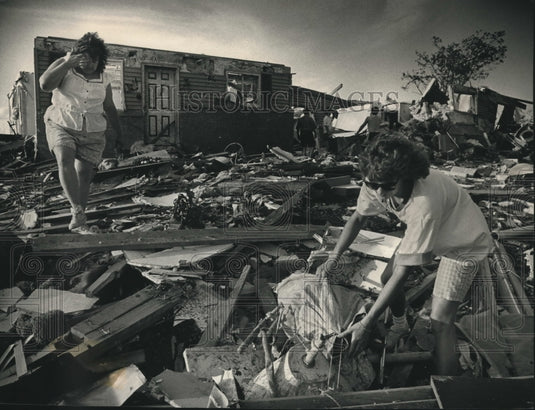 1992 Press Photo Brenda Moen & Jo Ann O'Mally search home after tornado - Historic Images