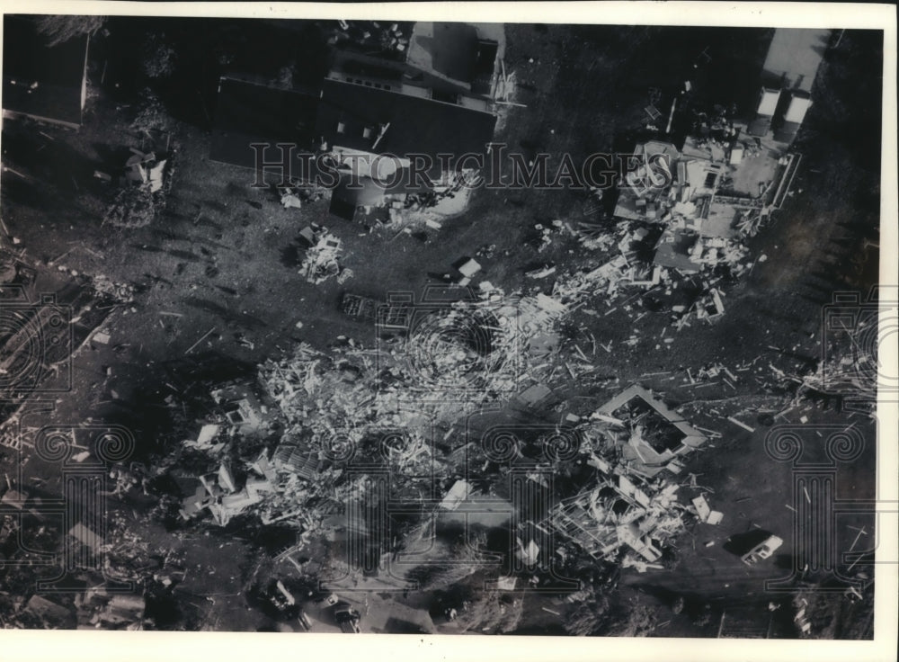 1992 Press Photo Path of destruction left by tornado moving near McFarland - Historic Images