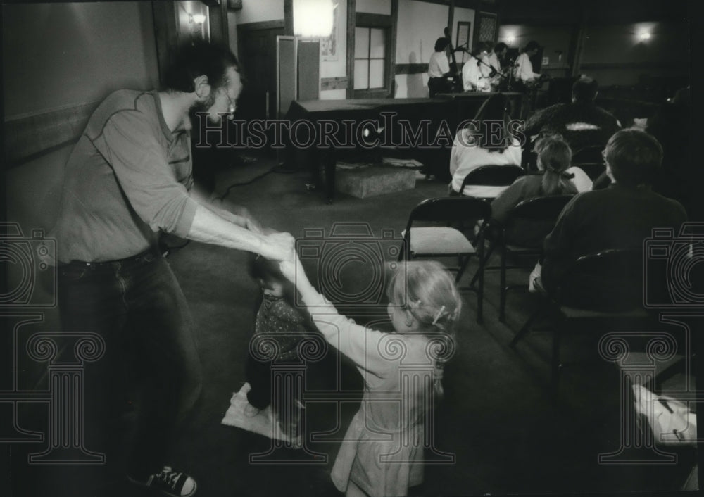 1995 Press Photo Jacob Mersberger, Burlington dances to Bluegrass band with kids - Historic Images