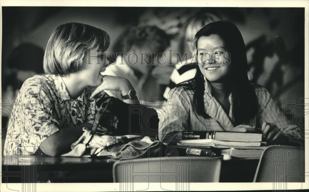 1986 Press Photo Tamara Mayberry chats with Vivian Toy- St. Francis High School - Historic Images