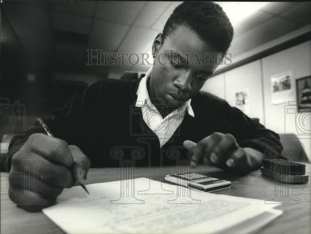 1994 Press Photo Anthony Evans at United Community Center Alternative School - Historic Images