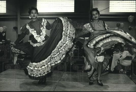 1991 Press Photo Ruby Ramos and Elena Garcia perform at United Community Center - Historic Images
