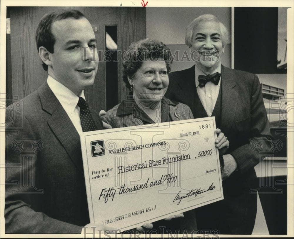 1985 Press Photo Lory Uihlein Accepts Check From Gary Goldstein and Ben Barkin - Historic Images