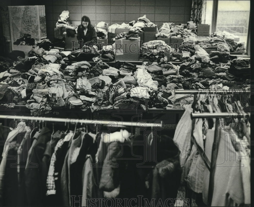 1981 Press Photo Rhonda Brock, donations, Trinity Lutheran Church, West Bend - Historic Images