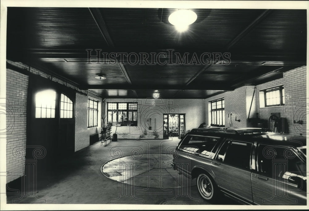 1986 Press Photo turntable in driveway Uihleim Estates Towne Homes, Milwaukee - Historic Images