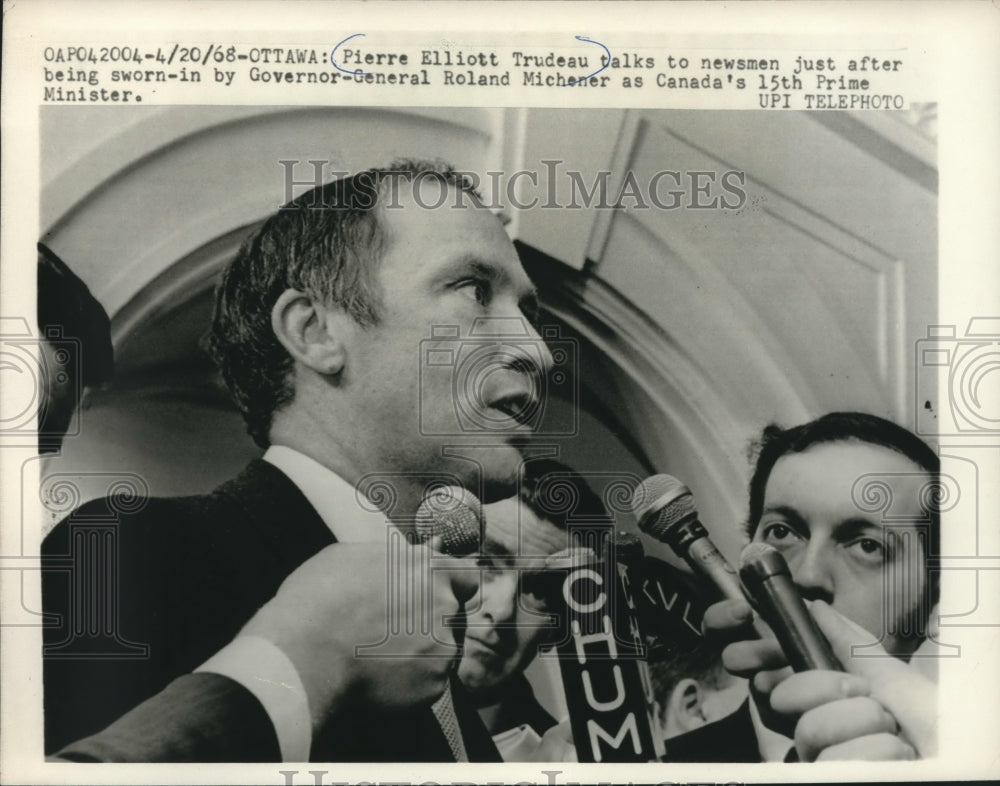 1968 Press Photo Canadian Prime Minister Pierre Elliott Trudeau talks to newsmen - Historic Images