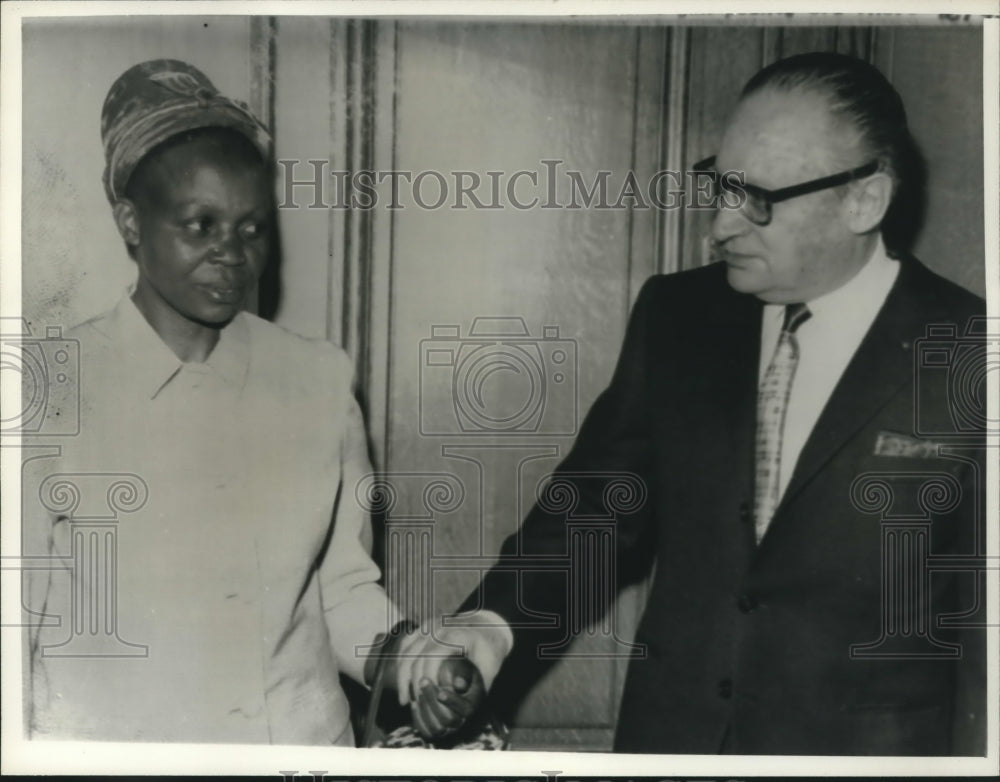 1967 Press Photo Ruth Tshombe with husband&#39;s French attorney Rene Floriot - Historic Images