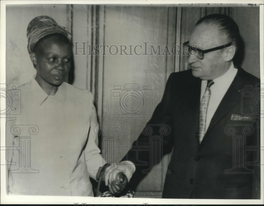 1967 Press Photo Ruth Tshombe with husband's French attorney Rene Floriot - Historic Images