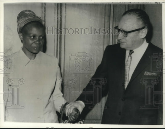 1967 Press Photo Ruth Tshombe with husband's French attorney Rene Floriot - Historic Images