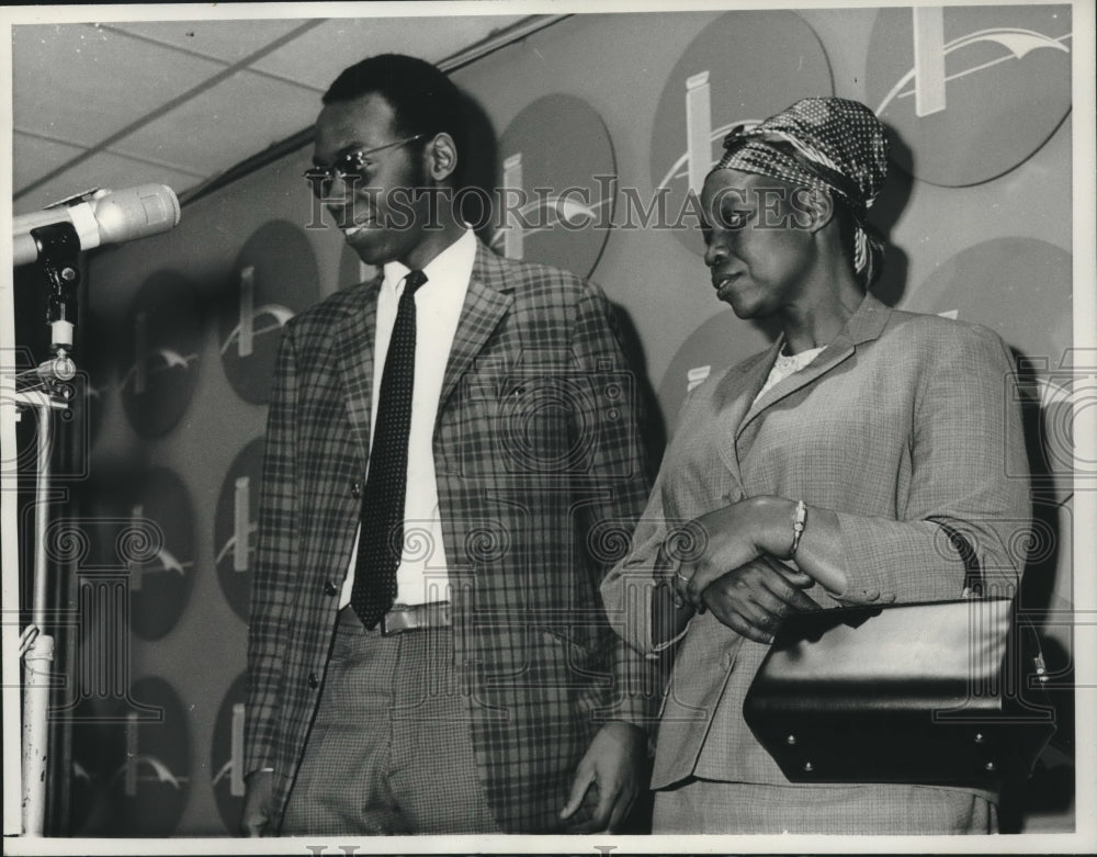 1967 Press Photo Ruth Tshombe and son, Jean, interviewed in New York at arrival - Historic Images