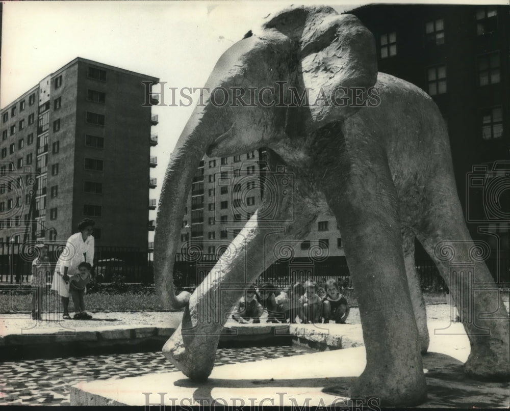 1966 Press Photo Children in Budapest, Hungary enjoy elephant sculpture-Historic Images