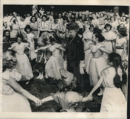 1952 Press Photo Mrs. Harry Truman, first lady guest of honor May Day Washington-Historic Images