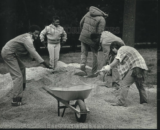 1982 Press Photo Youths shovel gravel at the Trimborn Farm in Greendale - Historic Images