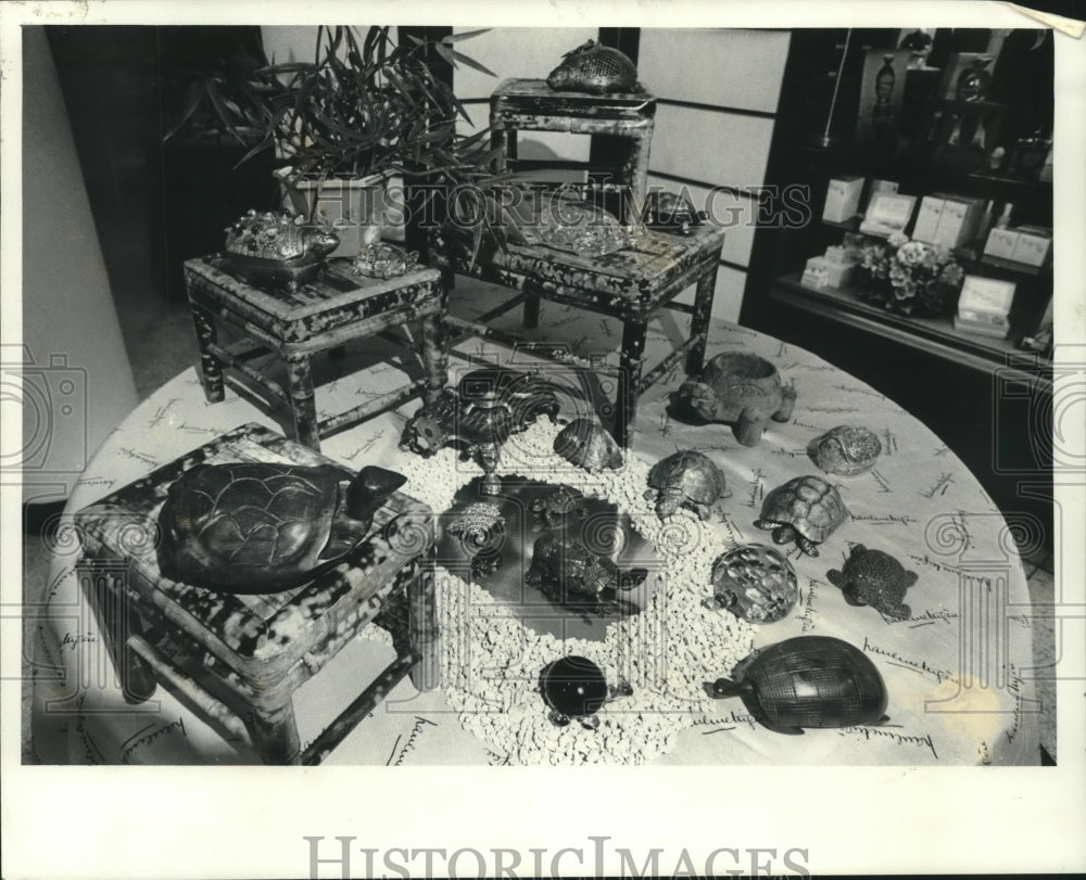 1975 Press Photo Part of Pauline Trigere&#39;s vast collection of turtles - Historic Images
