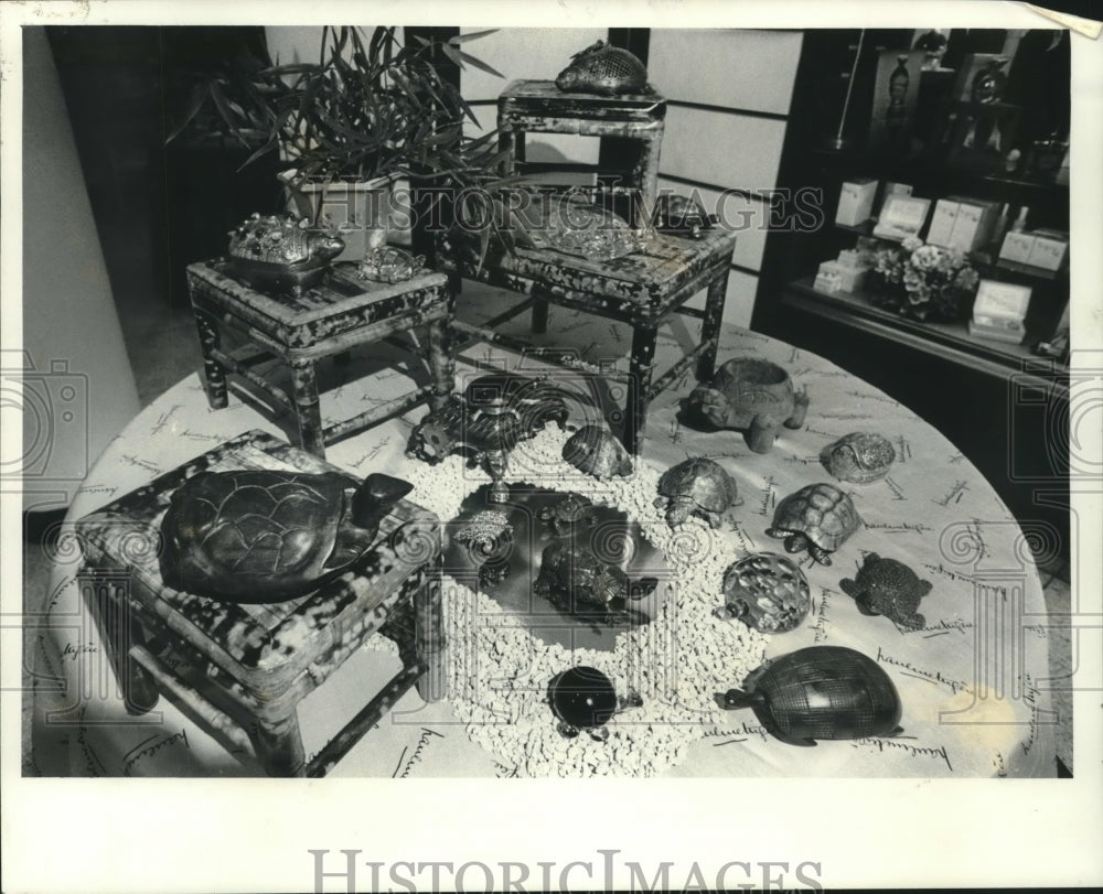1975 Press Photo Part of Pauline Trigere's vast collection of turtles - Historic Images