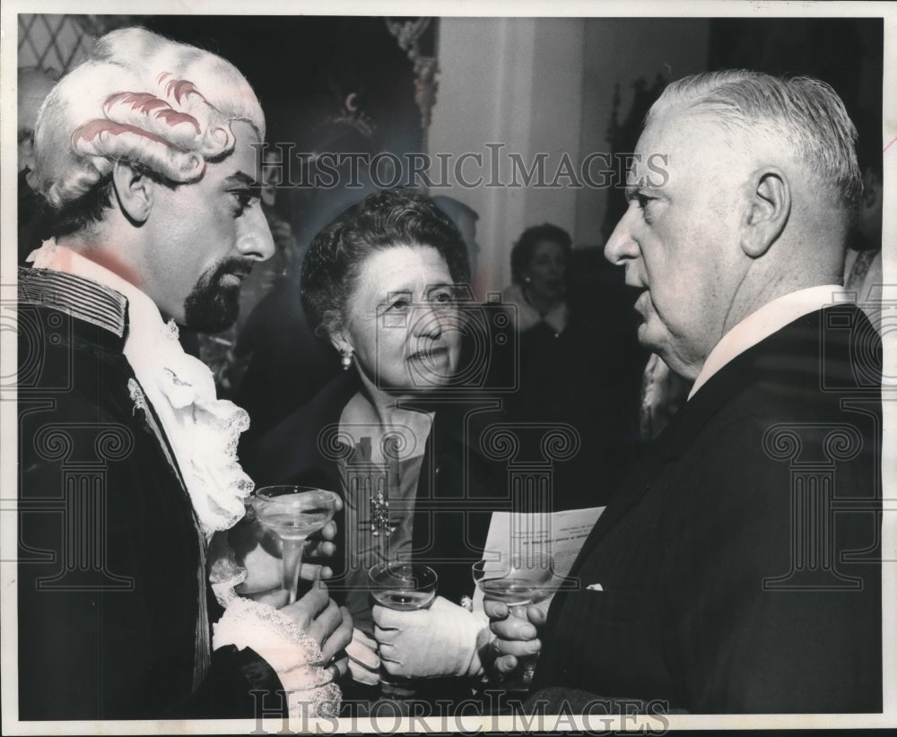 1962 Press Photo "Count Almaviva" talked with Mrs. Millard Tufts - mjc10263 - Historic Images