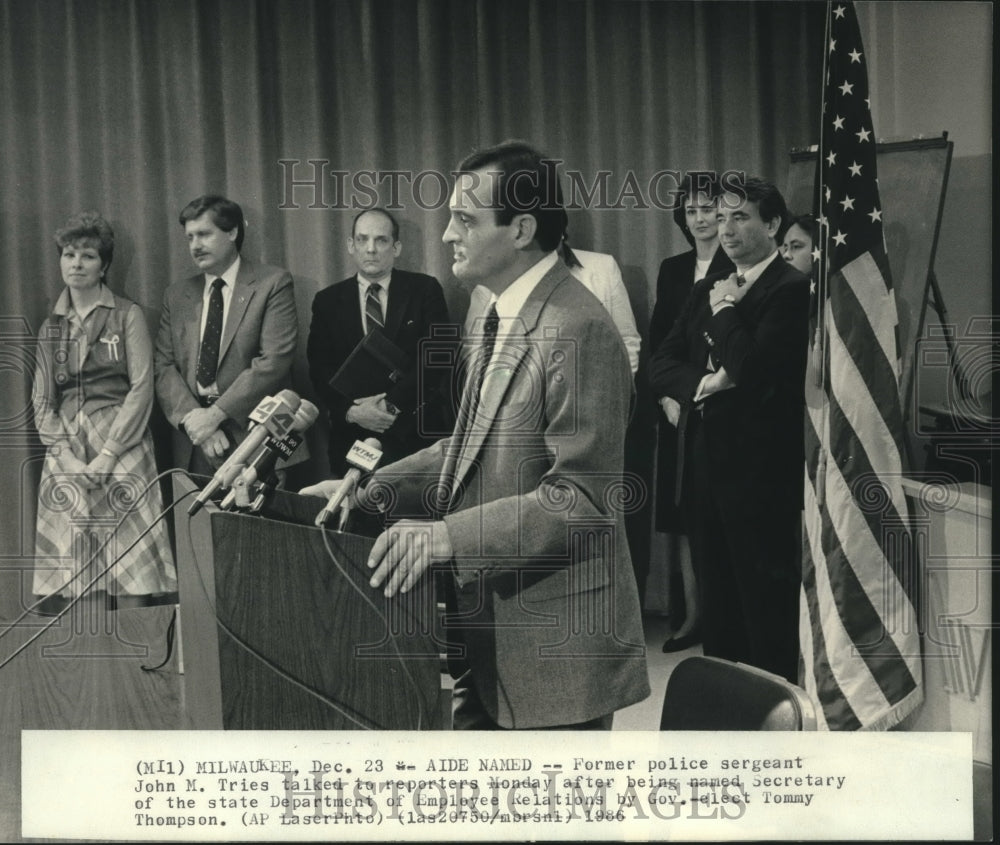 1986 Press Photo John Tries Secretary of State at news conference, Wisconsin - Historic Images