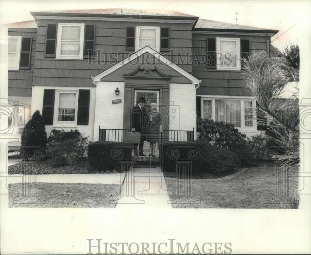 1965 Press Photo Vice-President Humphrey, wife on homes front steps, Washington - Historic Images