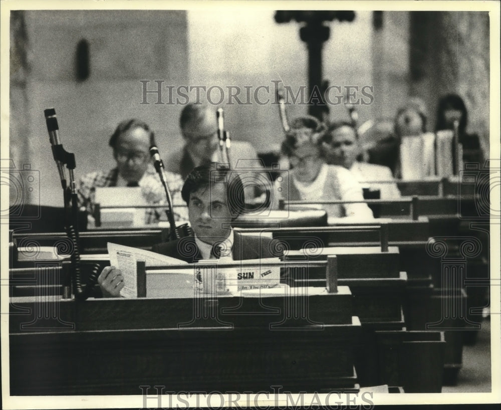 1980 Press Photo Representative Phillip Tuczynski, reads paper, Milwaukee - Historic Images